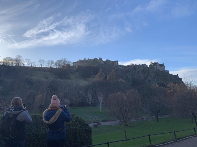 První pohled na Edinburghský hrad