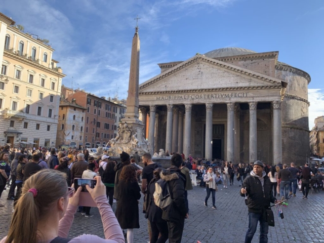 Pantheon s antickým sloupem